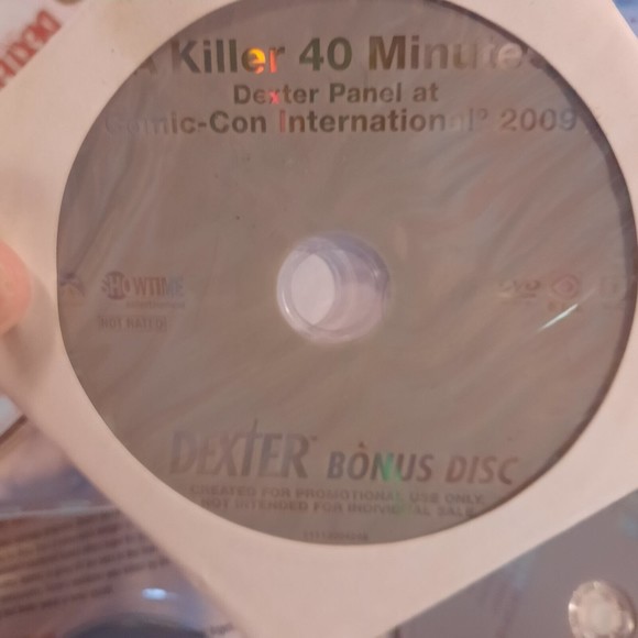 Dexter Seasons 1-3 DVDs and Bonus Disc Dexter Panel from Comic-Con - Picture 10 of 11